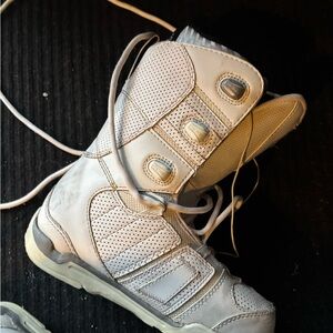 Women’s snowboarding boots